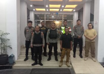 Polsek Wenang bersama Koramil 1309-02 WTPM melaksanakan kegiatan patroli gabungan di wilayah Kecamatan Wenang. Kegiatan ini merupakan bagian dari upaya menciptakan kondisi Kamtibmas yang kondusif serta menjaga keamanan dan ketertiban di masyarakat, Pada Rabu malam, 13 November 2024, sekira pukul 20.15 WITA.