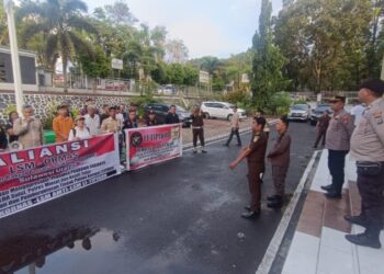 Puluhan anggota Aliansi Gerakan Rakyat Bersatu Anti Korupsi Sulut (GEBRAK Sulut) dan gabungan Lembaga Swadaya Masyarakat (LSM) seperti Bakornas Sulut, AMTI, LI, Tipikor, LMI, INAKOR, dan Bela Pancasila menggelar aksi unjuk rasa damai di Kantor Kejaksaan Tinggi Sulawesi Utara (Sulut), yang terletak di Jalan 17 Agustus, Kelurahan Tanjung Batu, Kecamatan Wanea, Kota Manado, Pada Rabu, 13 November 2024, sekitar pukul 16.25 WITA.