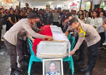 Polresta Manado bersama Polsek Tikala melaksanakan upacara persemayaman dan pemakaman jenazah Mayor Polisi Purnawirawan Samuel Kumaat di rumah duka, Tikala Baru, Kecamatan Tikala, Manado. Upacara dimulai pada pukul 13.45 WITA dan dipimpin oleh Inspektur Upacara (Irup), Kasat Lantas Polresta Manado, Kompol Heriadi Ismail, Pada hari Rabu, 13 November 2024.