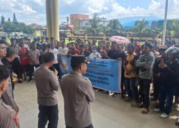 Aksi damai ini berlangsung di depan Mako Polda Sulawesi Utara, tepatnya di Jalan Bethesda, Kota Manado. Massa aksi yang dipimpin oleh koordinator lapangan, Risno Tadulo, berjumlah sekitar 100 orang, Pada hari Rabu, 13 November 2024, sekitar pukul 10.50 WITA.