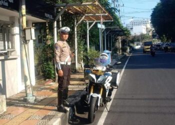 Satuan Lalu Lintas (Sat Lantas) Polresta Manado intensif melakukan pengaturan lalu lintas di sejumlah titik rawan kemacetan. Personel Sat Lantas turun langsung ke lapangan untuk mengatur arus kendaraan serta memberikan arahan bagi para pengguna jalan agar lebih disiplin, Jumat (14/11/2024).