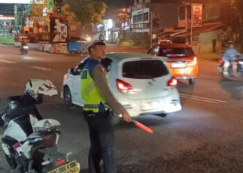 Satuan Lalu Lintas Polresta Manado terus berupaya menjaga keamanan dan kenyamanan masyarakat dengan mengintensifkan patroli “Blue Light” di berbagai titik rawan di kota Manado. Patroli ini dilaksanakan terutama pada malam hari, saat aktivitas masyarakat menurun namun potensi gangguan keamanan cenderung meningkat, Kamis (13/11/2024) malam