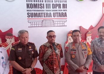 BERI PENJELASAN: Ketua Tim Komisi III DPR RI, Ahmad Syahroni memberi penjelasan usai rapat kunker spesifik Komisi III DPR RI didampingi Kapolda Sumut, Irjen Pol Whisnu Hermawan Februanto, Kepala Kejaksaan Tinggi Sumut, Idianto, Kepala BNNP Sumut, Brigjen Toga H Panjaitan di Aula Tribrata Mapolda Sumut, Jumat (15/11/2024). (Foto Dok/ T77)