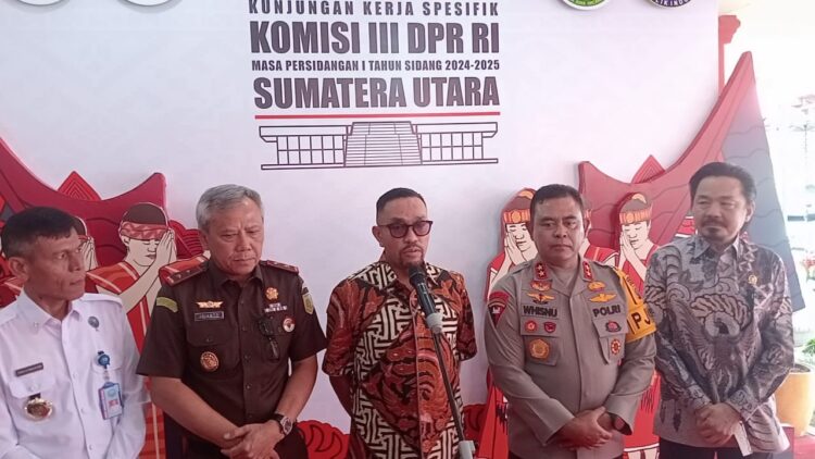 BERI PENJELASAN: Ketua Tim Komisi III DPR RI, Ahmad Syahroni memberi penjelasan usai rapat kunker spesifik Komisi III DPR RI didampingi Kapolda Sumut, Irjen Pol Whisnu Hermawan Februanto, Kepala Kejaksaan Tinggi Sumut, Idianto, Kepala BNNP Sumut, Brigjen Toga H Panjaitan di Aula Tribrata Mapolda Sumut, Jumat (15/11/2024). (Foto Dok/ T77)