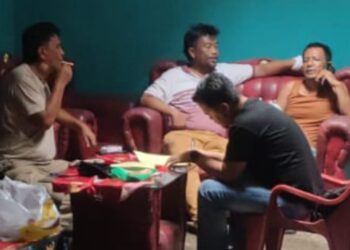 Fusen Gultom saat diciduk Tim Opsnal Jahtanras (Kejahatan dan Kekerasan) dan Unit Reskrim Polsekta Tanah Jawa dirumahnya, Jumat (15/11/2024)