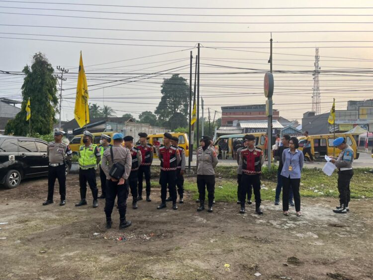 Personel Polres Ogan Ilir yang tergabung dalam Operasi Mantap Praja Musi 2024 telah berhasil mengamankan kegiatan senam sehat dalam rangka peringatan Hari Ulang Tahun (HUT) Partai Golkar ke-60 yang digelar pada Sabtu pagi, 16 November 2024. Kegiatan yang dilaksanakan di Lapangan ITC Indralaya, Kabupaten Ogan Ilir, ini dihadiri oleh ribuan peserta yang berasal dari berbagai kalangan masyarakat.