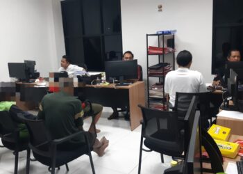 Petugas mengamankan empat laki laki warga Kecamatan Rawalo berinisial KOD (48), RIY (49), SUT (54) dan MUS (48) berikut barang bukti berupa 1 (satu) set kartu ceki isi 120 kartu dan uang tunai sebesar Rp. 300.000,- (tiga ratus ribu rupiah).