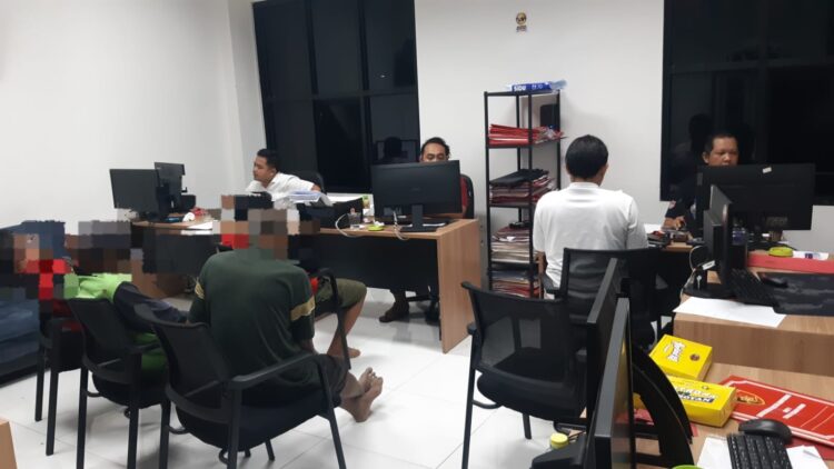 Petugas mengamankan empat laki laki warga Kecamatan Rawalo berinisial KOD (48), RIY (49), SUT (54) dan MUS (48) berikut barang bukti berupa 1 (satu) set kartu ceki isi 120 kartu dan uang tunai sebesar Rp. 300.000,- (tiga ratus ribu rupiah).