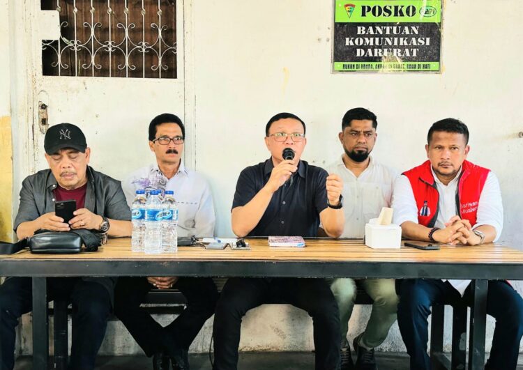 Fauka Noor Farid, tokoh eks Tim Mawar sekaligus utusan khusus Prabowo, melakukan kunjungan strategis ke Aceh. Setibanya di Bandara Sultan Iskandar Muda, Aceh Besar, Jumat sore (16/11/24), Fauka disambut meriah oleh ratusan kader Gerindra Aceh. Sabtu 17 November 2025, ia menggelar konferensi pers di Sekretariat bersama Jurnalis, membawa pesan tegas dari Prabowo: Memenangkan Mualem-Dek Fadh demi masa depan Aceh yang lebih baik.