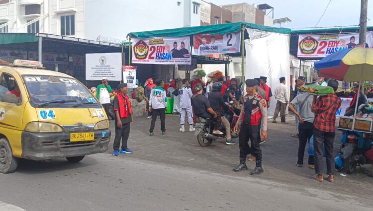 BERI PENGAMAMAN: Satgas Operasi Mantap Praja (OMP) Toba Polda Sumut memberi pengamanan Tabligh Akbar tim pemenangan Calon Gubernur (Cagub) Edi Rahmayadi dan Calon Wakil Gubernur (Cawagub) Hasan Basri di SMA Islam Plus Adzkia, Jalan Tuasan, Medan,Minggu (17/11/2024).(Foto Dok/ Polda Sumut)