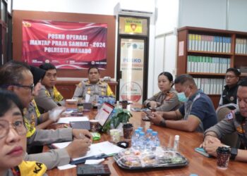 Kapolresta Manado, Kombes Pol Julianto Sirait, memimpin langsung pelaksanaan Analisis dan Evaluasi (ANEV) Operasi Mantap Praja (OMP) 2024 pada Jumat, 16 November 2024. Kegiatan ini dilaksanakan sebagai bagian dari upaya Polresta Manado dalam mengawal pelaksanaan Pilkada Serentak 2024 agar berlangsung aman, tertib, dan kondusif.