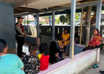 Polsek Wori melaksanakan kegiatan Jumat Bacirita di Desa Tiwoho, Kecamatan Wori, Kabupaten Minahasa Utara. Kegiatan ini dipimpin oleh Ka SPK Plug C, Aiptu Marnes Musa, dan bertujuan mempererat komunikasi antara pihak kepolisian dan masyarakat guna menciptakan lingkungan yang aman dan harmonis, Pada hari Jumat, 15 November 2024, pukul 10.00-11.00 WITA.