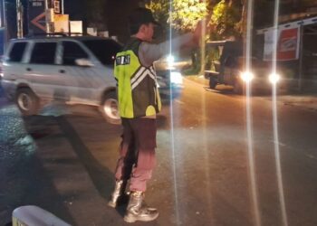 Polsek Rural Pineleng, Polresta Manado, melaksanakan kegiatan unggulan “SILAU MATA” pada Jumat, 15 November 2024, untuk mengantisipasi potensi gangguan kamtibmas dan arus lalu lintas yang padat di wilayahnya. Kegiatan yang berlangsung dari pukul 18.00 WITA hingga 20.00 WITA ini dilaksanakan di Jln. Raya Manado – Tomohon, Kecamatan Pineleng, Kabupaten Minahasa.