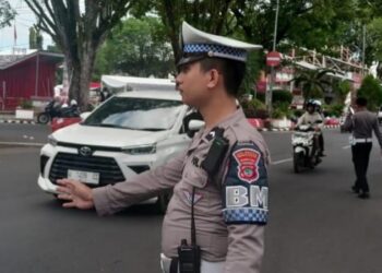 Personel Satuan Lalu Lintas (Sat Lantas) Polresta Manado terus melakukan pengaturan lalu lintas di sejumlah titik jalan raya untuk memastikan kelancaran arus kendaraan serta menjaga keselamatan pengendara. Kegiatan ini dilakukan secara rutin pada jam-jam sibuk, baik di kawasan pusat kota maupun area dengan volume lalu lintas tinggi, Sabtu (16/11/2024).