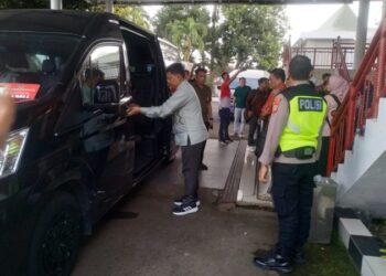 Personel Polsek Bandara Samratulangi Manado melakukan pengamanan ketat terhadap kedatangan dan keberangkatan anggota Komisi IX DPR RI yang melakukan kunjungan kerja di daerah ini. Pengamanan dilakukan di seluruh area Bandara Internasional Samratulangi Manado, mulai dari proses kedatangan hingga keberangkatan rombongan, . Pada hari Jumat tanggal 15 November 2024 pukul 12..32 WITA.