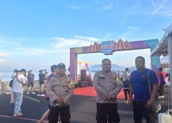 Personel Polsek Sario mengawal dengan ketat pelaksanaan kegiatan Color Run Hasjrat Fair 2024 yang digelar pada hari Sabtu, 16 November 2024, mulai pukul 05.30 WITA di depan Mantos Dua, Kelurahan Sario Utara, Kecamatan Sario, Manado. Kegiatan ini diikuti oleh sekitar 500 peserta yang antusias berlari sembari menikmati suasana pagi yang penuh warna.