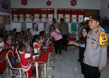 Kapolda Sulawesi Utara (Sulut) Irjen Pol Roycke Harry Langie didampingi sejumlah PJU Polda dan Kapolresta Manado meninjau kegiatan pembagian makan siang bergizi kepada siswa-siswi di 4 sekolah dasar di Manado, yakni SD Negeri Malalayang, SD Negeri 06, SD Negeri 11, dan SD Negeri 124, Jumat (15/11/2024).