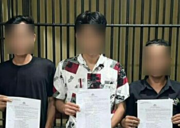 Tim mengamankan 3 orang tersangka pria, masing-masing berinisial R, G dan E. Ketiganya diamankan di sebuah rumah kos di Ranotana Manado, bersama 2 orang perempuan yang diduga menjadi korban TPPO, pada hari Kamis (14/11/2024),” terangnya, Sabtu (16/11/2024).