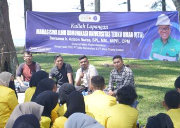 Ketua Dewan Pengurus Daerah (DPD) Sekber Wartawan Indonesia (SWI) Kabupaten Aceh Barat Teuku Fadil Tartia Tandy menjadi pemateri dalam kegiatan Kuliah Lapangan Mahasiswa Ilmu Komunikasi, Universitas Teuku Umar. Sabtu (16/11/2024).