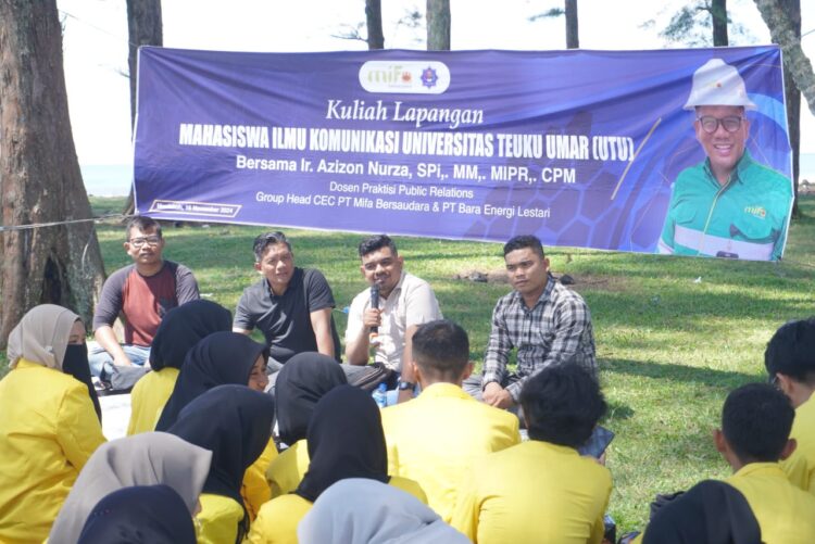 Ketua Dewan Pengurus Daerah (DPD) Sekber Wartawan Indonesia (SWI) Kabupaten Aceh Barat Teuku Fadil Tartia Tandy menjadi pemateri dalam kegiatan Kuliah Lapangan Mahasiswa Ilmu Komunikasi, Universitas Teuku Umar. Sabtu (16/11/2024).