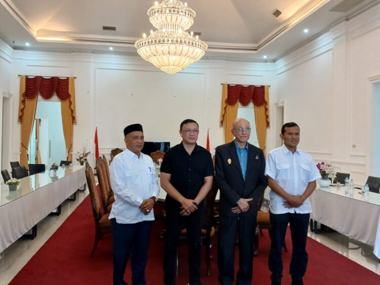 Fauka Noor Farid, Utusan Khusus Prabowo Subianto untuk Pilkada Aceh bertemu dengan Wali Nanggroe Paduka Yang Mulia Malik Mahmud Al-Haythar di Meuligoe Wali Nanggroe Aceh di Jalan Soekarno Hatta, Lampeuneurut, Banda Aceh.