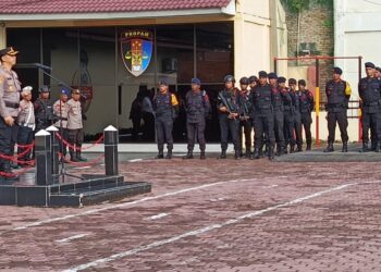 Kapolres Samosir AKBP Yogie Hardiman, S.H., S.I.K., M.H. menyampaikan apresiasi kepada personel keamanan dalam apel konsolidasi yang digelar pada Senin (18/11/2024). Acara tersebut mengevaluasi pengamanan Event Aquabike 2024 di kawasan Danau Toba serta mempersiapkan kesiapan untuk kegiatan F1 H2O yang akan datang.