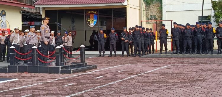 Kapolres Samosir AKBP Yogie Hardiman, S.H., S.I.K., M.H. menyampaikan apresiasi kepada personel keamanan dalam apel konsolidasi yang digelar pada Senin (18/11/2024). Acara tersebut mengevaluasi pengamanan Event Aquabike 2024 di kawasan Danau Toba serta mempersiapkan kesiapan untuk kegiatan F1 H2O yang akan datang.