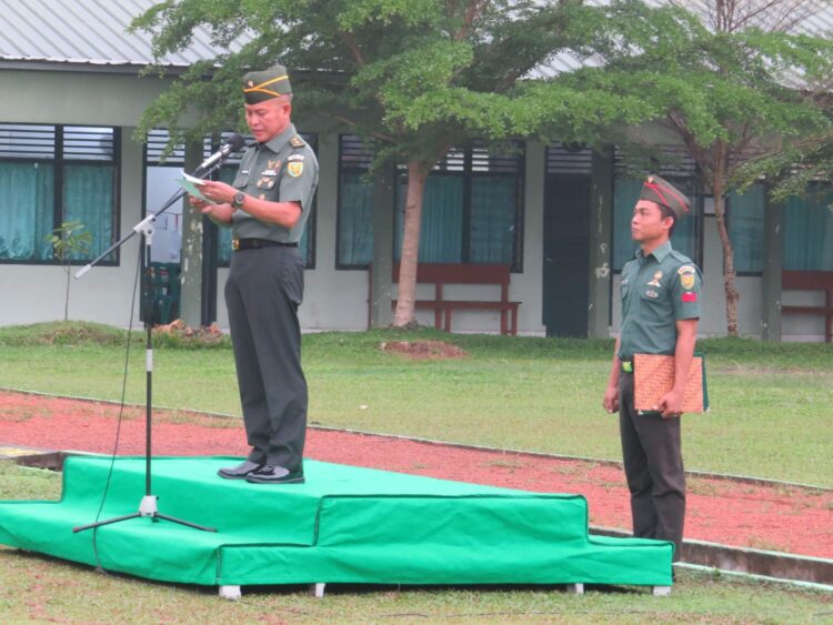 Kepala Staf Kodim (Kasdim) 0402/OKI Mayor Cke Jauhari bertindak sebagai Inspektur Upacara (Irup) pada upacara bendera bulanan yang berlangsung penuh hikmah yang bertempat di lapangan upacara Makodim 0402/OKI, Senin (18/11/2024).