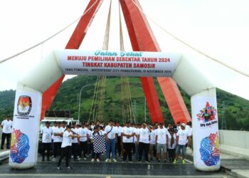Personil Polres Samosir yang terdiri dari PJU Polres dan personil lainnya turut memeriahkan acara "Jalan Sehat Menuju Pemilihan Serentak 2024" tingkat Kabupaten Samosir. Acara ini dihadiri oleh berbagai tokoh, termasuk Komisioner KPU Kabupaten Samosir, Asisten I Pemkab Samosir, Wakapolres Samosir Kompol ST Panggabean, S.H, Wakil Ketua DPRD Samosir, Kakan Kesbangpol, pasangan calon (paslon) kepala daerah Kabupaten Samosir Nomor Urut 1, Calon Wakil Bupati Samosir Nomor Urut 2, anggota PPK dan PPS se-Kabupaten Samosir, personil Koramil Pangururan, serta para pendukung paslon. Selasa, (19/11/2024).