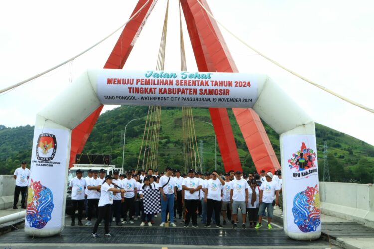 Personil Polres Samosir yang terdiri dari PJU Polres dan personil lainnya turut memeriahkan acara "Jalan Sehat Menuju Pemilihan Serentak 2024" tingkat Kabupaten Samosir. Acara ini dihadiri oleh berbagai tokoh, termasuk Komisioner KPU Kabupaten Samosir, Asisten I Pemkab Samosir, Wakapolres Samosir Kompol ST Panggabean, S.H, Wakil Ketua DPRD Samosir, Kakan Kesbangpol, pasangan calon (paslon) kepala daerah Kabupaten Samosir Nomor Urut 1, Calon Wakil Bupati Samosir Nomor Urut 2, anggota PPK dan PPS se-Kabupaten Samosir, personil Koramil Pangururan, serta para pendukung paslon. Selasa, (19/11/2024).