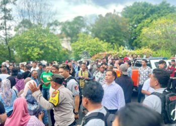 Polresta Manado bersama sejumlah satuan pengamanan lainnya berhasil melaksanakan pengamanan yang optimal pada kegiatan Debat Publik kedua Calon Bupati dan Wakil Bupati Bolaang Mongondow Timur (Boltim), yang berlangsung di Hotel Sintesa Peninsula Manado. Kegiatan yang dihadiri oleh ratusan massa pendukung kedua paslon ini berlangsung lancar dan aman berkat koordinasi yang baik antar pihak kepolisian, Senin (18/11/2024).