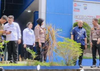 Tim Verifikasi Lapangan Pemantauan dan Evaluasi Kinerja Penyelenggaraan Pelayanan Publik (PEKPPP) Tahun 2024 melakukan kunjungan ke Kantor Satpas Unit Regident Satlantas Polresta Manado, SKCK, dan SPKT Polresta Manado. Kunjungan ini bertujuan untuk memantau dan mengevaluasi kinerja pelayanan publik yang diberikan oleh unit-unit pelayanan tersebut, serta memastikan bahwa layanan kepada masyarakat sesuai dengan standar yang telah ditetapkan, Senin (18/11/2024).