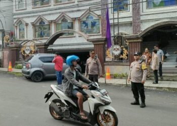 Polsek Wanea menggelar kegiatan “Paja Somat” atau Polisi Jaga Gereja dan Sholat Jumat. Kegiatan ini dilakukan setiap minggu sebagai bentuk pengawasan dan pengamanan terhadap rumah ibadah di wilayah tersebut.