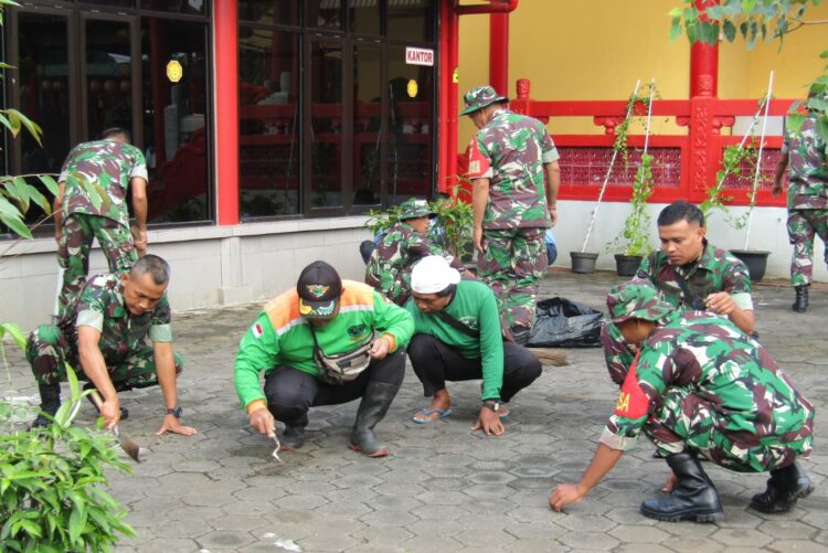 Program kegiatan Korpe Berkah (Kodim Ramai-ramai Pembersihan dan Berbagi Berkah) Edisi 2 yang diinisiasi Kodim 0702/Purbalingga kini bergilir menyasar Klenteng Hok Tek Bio Purbalingga.