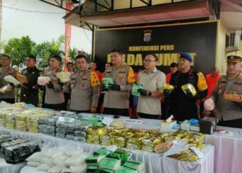 TUNJUKKAN BARANG BUKTI: Kapolda Sumut, Irjen Pol Whisnu Hermawan Februanto didampingi PJU lainnya menunjukkan barang bukti narkoba sebelum dimusnahkan di Mapolda Sumut, Rabu (20/11/2024). (Foto Dok/ T77)