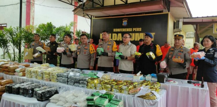TUNJUKKAN BARANG BUKTI: Kapolda Sumut, Irjen Pol Whisnu Hermawan Februanto didampingi PJU lainnya menunjukkan barang bukti narkoba sebelum dimusnahkan di Mapolda Sumut, Rabu (20/11/2024). (Foto Dok/ T77)
