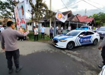 Personel Polresta Manado mengamankan kegiatan kampanye tatap muka salah satu calon Walikota Manado di Kelurahan Winangun Satu, Lingkungan Dua, Kecamatan Malalayang, Pada hari Senin, 18 November 2024, sekitar pukul 15.55 WITA.