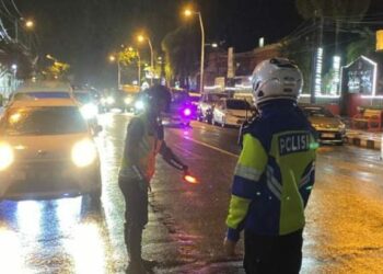 Satuan Lalu Lintas (Sat Lantas) Polresta Manado melaksanakan patroli Blue Light di sejumlah titik rawan kejahatan dan kecelakaan lalu lintas pada malam hari. Patroli yang dilakukan pada pukul 18 .00 WITA ini bertujuan untuk memberikan rasa aman bagi warga serta mencegah potensi gangguan keamanan di wilayah Kota Manado, Senin (18/11/2024) malam.