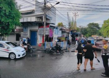 Satuan Lalu Lintas (Sat Lantas) Polresta Manado kembali melakukan pengaturan lalu lintas di beberapa titik strategis di Kota Manado guna memastikan kelancaran arus kendaraan dan meningkatkan keselamatan di jalan raya. Kegiatan ini bertujuan untuk mengurangi potensi kemacetan serta kecelakaan lalu lintas, terutama pada jam-jam sibuk, Selasa (19/11/2024).