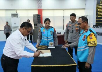 Seleksi tahapan tes diawali dengan pembacaan pakta integritas, pengambilan sumpah dan penandatanganan pakta integritas panitia, peserta dan orangtua/wali seleksi penerimaan Bakomsus Polri TA 2025 Polda Sulawesi Utara, dipimpin oleh Wakapolda Sulut Brigjen Pol Bahagia Dachi, di aula Catur Prasetya Mapolda Sulut, Senin (18/11/2024).