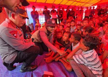 Kapolri Jenderal Listyo Sigit Prabowo mengunjungi posko pengungsian bencana erupsi Gunung Lewotobi Laki-laki, Nusa Tenggara Timur (NTT), Senin (18/11/2024).