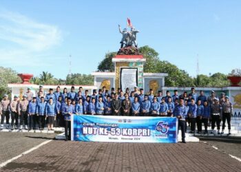 Pegawai Negeri Sipil (PNS) Polda Sulawesi Utara (Sulut) melaksanakan ziarah rombongan ke Taman Makam Pahlawan (TMP) Kairagi Manado, Selasa (19/11/2024). Kegiatan ziarah rombongan ini dipimpin oleh Karo SDM Polda Sulut Kombes Pol Slamet Waloya, dihadiri gabungan PNS Polda Sulut dari berbagai Satker.