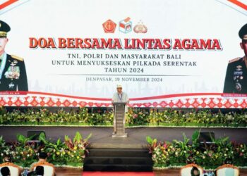 Acara doa bersama lintas agama bersama TNI-Polri dan masyarakat Bali ini digelar di GOR Yudomo, Praja Raksaka Kepaon, Denpasar, Bali, Selasa (19/11/2024). Hadir pula Panglima TNI Jenderal Agus Subiyanto.