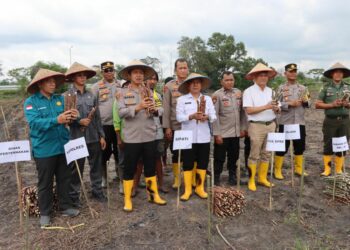 Polres Ogan Ilir beserta jajaran Polsek di wilayah hukum Ogan Ilir melaksanakan serangkaian kegiatan penanaman bibit pangan secara serentak pada Rabu, 20 November 2024. Kegiatan ini bertujuan untuk meningkatkan ketahanan pangan serta mempererat sinergitas antara Polri, pemerintah daerah, dan masyarakat.