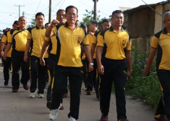 Polres Ogan Ilir melaksanakan kegiatan olahraga bersama pada Jumat pagi, 22 November 2024. Kegiatan ini dimulai pukul 07.00 WIB di halaman Mapolres Ogan Ilir, dipimpin langsung oleh para Pejabat Utama (PJU) dan diikuti oleh seluruh anggota.