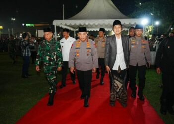 Kapolri Jenderal Polisi Drs. Listyo Sigit Prabowo dan Panglima TNI Jenderal Agus Subiyanto menghadiri doa bersama lintas agama, TNI, Polri, dan masyarakat dalam rangka Pilkada Serentak 2024 di Semarang, Jawa Tengah (Jateng). Kegiatan doa lintas agama ini diisi ceramah kebangsaan oleh Gus Iqdam (Muhammad Iqdam Kholid).
