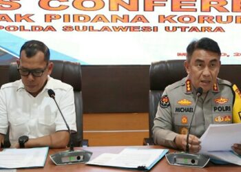 Kabid Humas Polda Sulut Kombes Pol Michael Irwan Thamsil didampingi Dirreskrimsus Kombes Pol Ganda Saragih, dalam press conference, di aula Tribrata Polda Sulut, Rabu (20/11/2024) siang.