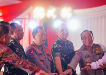 Kapolri Jenderal Pol. Listyo Sigit Prabowo bersama dengan Panglima TNI Jenderal Agus Subianto meninjau langsung program ketahanan pangan di Desa Bulang, Kecamatan Prambon, Kabupaten Sidoarjo, Jawa Timur, Rabu (20/11/2024).