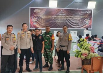 Polsek Tombulu melaksanakan pengamanan terhadap kegiatan simulasi pemungutan suara, penghitungan suara, serta rekapitulasi hasil penghitungan perolehan suara dalam rangka Pemilihan Serentak 2024. Kegiatan yang berlangsung di Gedung Serbaguna GMIM Betlehem Koka ini dimulai pada pukul 07.00 WITA dan melibatkan berbagai pihak terkait, termasuk penyelenggara pemilu dan aparat keamanan, Rabu (20/11/2024).