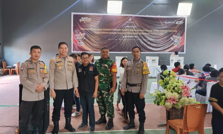 Polsek Tombulu melaksanakan pengamanan terhadap kegiatan simulasi pemungutan suara, penghitungan suara, serta rekapitulasi hasil penghitungan perolehan suara dalam rangka Pemilihan Serentak 2024. Kegiatan yang berlangsung di Gedung Serbaguna GMIM Betlehem Koka ini dimulai pada pukul 07.00 WITA dan melibatkan berbagai pihak terkait, termasuk penyelenggara pemilu dan aparat keamanan, Rabu (20/11/2024).